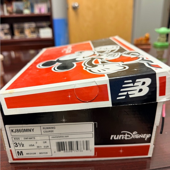 New Balance RunDisney Minnie Mouse Kids Shoes Size 3.5 NIB Rare 2014 - Picture 9 of 9